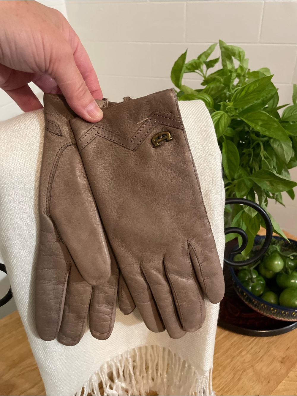 VTG EUC Etienne Aigner- Women's Beige Leather Gloves-size 6/Med.
